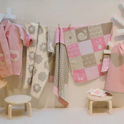 Produktbild von Fussenegger Babydecke JUWEL mit Kapuze, Punkte rosa