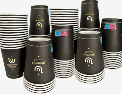Produktbild von Intertan 100 Kaffeebecher To Go Pappe 240ml Design GOLD GOURMET Pappbecher Einweg für Kaffee & Tee - Einwegbecher für Heißgetränke bis 95°C und Kaltgetränke Papp Becher für Unterwegs, Büro, Uni, Party, Picknick
