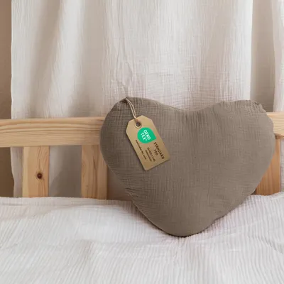 Imagen del producto de Cojín decorativo corazón beige oscuro sin volantes, sin aplicación dorada - muselina