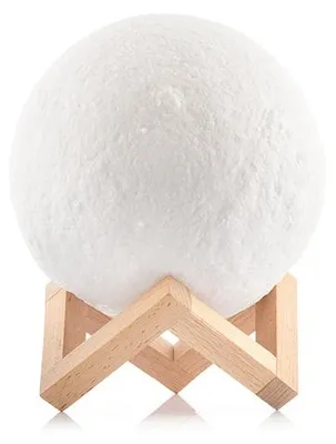 Produktbild von UNIQ 3D LED Mondlampe 18 cm - Wiederaufladbare Nachttischlampe mit Holzständer und Fernbedienung, 16 Farben