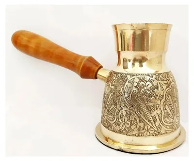 Produktbild von Kaffeekanne aus Messing mit Holzgriff – graviertes Pfauendesign (groß – 14 Oz)