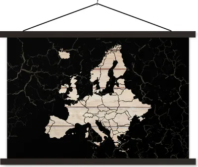 Produktbild von MuchoWow® Textilposter Karte von Europa - Schwarz - Holz 60x40 cm mit schwarzem Rahmen - Hölzernes
