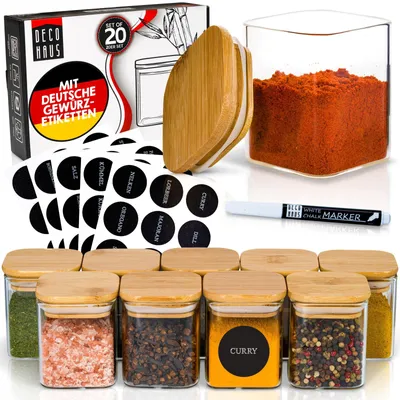 Set aus quadratischen Glasgewürzgläsern mit Bambusdeckeln, einer Box, Etiketten und einem weißen Kreidestift