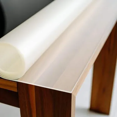 Produktbild von Tischfolie Rechteckig und Leicht Transparent mit abgeschrägter V-Kante - Feinmattierte Tischdecke als Schutz ohne Luftblasen - Matte 2mm Tischfolie - Größe Anpassbar