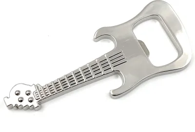 Imagen del producto de Onwomania: Abrebotellas de guitarra, llavero metálico, amuleto de la suerte, en caja de regalo de aluminio. Ideal para regalar