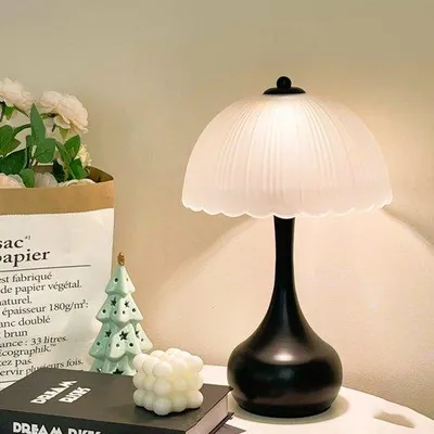 Obrázek produktu pro Retro kovová lampa, teplé světlo, matný skleněný stínidlo, černá.