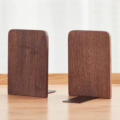 Produktbild von 2 Buchstützen aus Holz und Eisen für Schreibtisch und Bücherregal