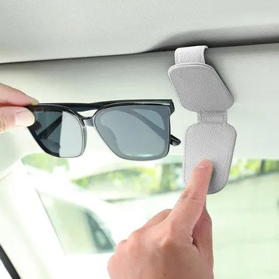 Productafbeelding van Famanu zonnebrilhouder voor auto, magnetische clip met vak voor kaarten, zwart