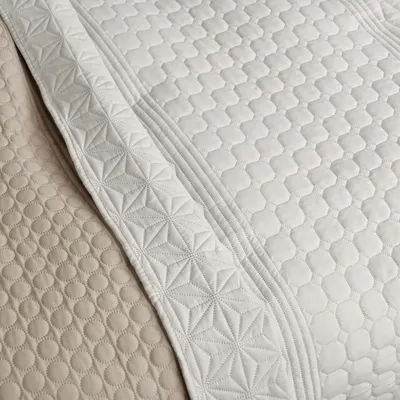 Produktbild von HOMELEVEL Tagesdecke Bett & Sofaüberwurf Bettüberwurf Sofa Tages Decken Betthusse XXL Decke Überwurf (200cm x 220cm, Ecru/Beige gemustert)