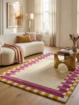 Teppich Rosa-Gelb rechteckig im Wohnzimmer mit Couchtisch und Wohnaccessoires Wohnidee skandinavisch modern_#sku_SAF503119376933-SAF503119376934-SAF503119376935#