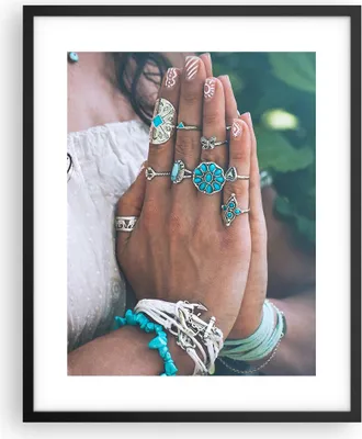Produktbild von Gerahmtes Poster - Schwarzer Rahmen - Hände Schmuck Boho - 40x50 cm - Wand Bild - Wanddeko - Wandbilder - Kunstposter - Wandposter - Bilderrahmen - Bilder - Kunstdruck - P2BPA40x50-4412