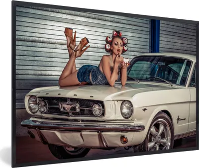 Produktbild von MuchoWow® Gerahmtes Poster Mustang - Auto - Oldtimer - Frau 90x60 cm - Poster mit Schwarzem Bilderrahmen Wandposter Rahmen Foto Bilder - Fotorahmen - Foto-Plakat
