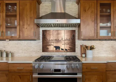 Productafbeelding van CopperAndCraft spatwand voor de keuken, koperen tegelwanddecoratie in een drieluik, 75x50 cm, handgemaakt wandtegelsysteem, afbeelding van een moederbeer met haar jongen bij een meer