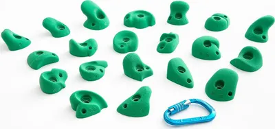 Grüne Kinderklettergriffe von Entre Prises; geeignet für Kletterwände; zusammen mit einem Karabiner.
