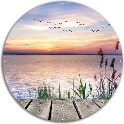 Produktbild von Wallario rundes Outdoor-Poster für Garten oder Balkon, Motiv Seepanorama mit Schilf und fliegenden Vögeln, 60 cm Durchmesser