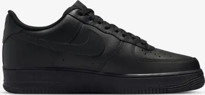 Produktbild von Kaufen Sie den Nike Air Force 1 '07 Schwarz bei Kicksshop. Kultiger schwarzer Herrensneaker mit klassischem Design und komfortabler Nike Air-Dämpfung.