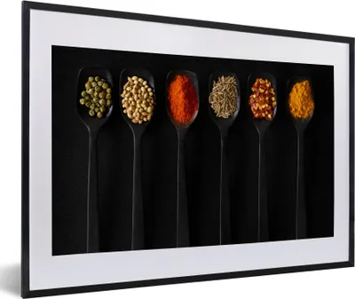 Produktbild von MuchoWow® Gerahmtes Poster Löffel - Gewürze - Schwarz - Gewürze - Rustikal 60x40 cm - Poster mit Schwarzem Bilderrahmen Wandposter Rahmen Foto Bilder - Schlafzimmer - Plakat in Rahmen - Drucken