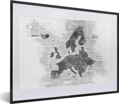Produktbild von MuchoWow® Gerahmtes Poster Eurocard auf Zeitungspapier - schwarz und weiß 40x30 cm - Poster mit Schwarzem Bilderrahmen Wandposter Rahmen Foto Bilder - Bilderrahmen - Poster im Rahmen
