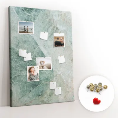 Imagen del producto de Tablero de corcho con chinchetas – Tablero con chinchetas para fotografías y notas – 100x140 cm – 100 chinchetas metálicas – Acabado en mármol