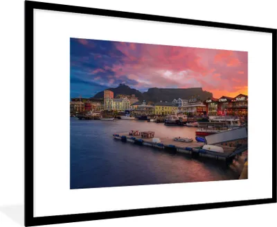 Produktbild von MuchoWow® Gerahmtes Poster Feuriger Sonnenuntergang hinter dem Tafelberg und über Kapstadt 90x60 cm - Poster mit Schwarzem Bilderrahmen Wandposter Rahmen Foto Bilder - Wanddekoration - Fotos