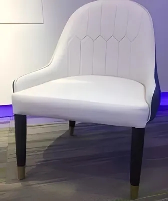 Image de Chaise de salle à manger blanche élégante – stylée, confortable et facile à assortir.