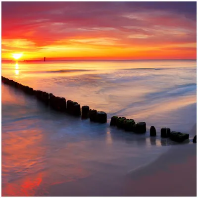 Produktbild von Wallario Memoboard Magnettafel aus Glas, Größe 50 x 50 cm, Motiv Farbenspiel im Himmel - Sonnenuntergang am Strand