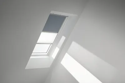 Produktbild von VELUX Vorteils-Set Verdunkelungsrollo uni blaugrau und Faltstore Plissee weiß manuell Rahmen aluminium DFD C06 4581S