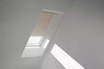 Produktbild von VELUX Dachfenster Verdunkelungsrollo sandbeige mit weißem Alu-Rahmen solarbetrieben DSL PK08 4579KWL