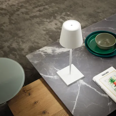 Produktbild von Poldina L Desk Weiße wiederaufladbare und dimmbare LED-Tischleuchte mit einer Akkulaufzeit von bis zu 12 Stunden