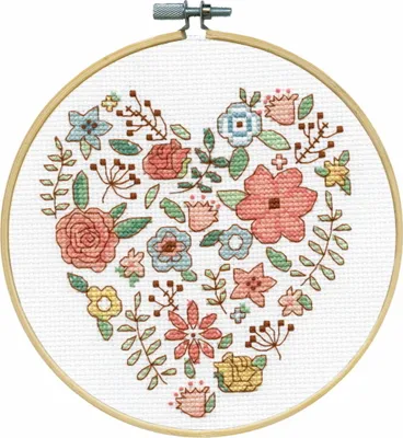 Produktbild von Design Works Kreuzstich Stickpackung mit Stickrahmen "Blumenherz", Zählmuster, Diam. 15cm