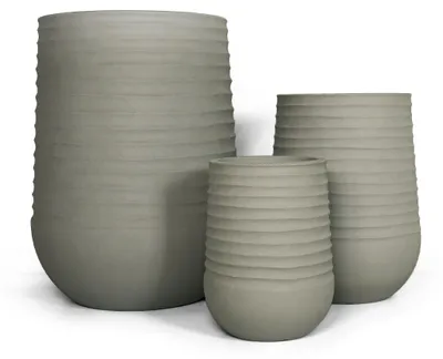 Productafbeelding van 3 bloempotten voor tuin, terras, balkon of binnen, merk Mazovia.  Bevroren bestendig, UV-bestendig, waterdicht, grijs, gemaakt van PP-kunststof. 3 stuks