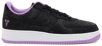 Immagine prodotto di Nike Air Force 1 Low, modello dedicato a Kobe Bryant, colorazione "Forever" in nero e viola, con dettagli "Stardust" - taglia EU 38.5