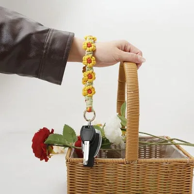 Produktbild von Ibenzoa® Makramee-Schlüsselband für Damen – handgeknüpfter Kurz-Schlüsselanhänger mit Gänseblümchen, Baumwollkordel, 18 cm ges. / 16 cm Band, kratz- & rostbeständiger Verschluss