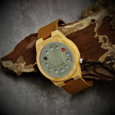 Produktbild von Holzwerk Germany Unisex Uhr EIFEL aus Holz & Leder, beige-grün-braun, Ø 43mm, 10mm hoch, Armband 19-23cm lang & 22mm breit, Analog, Dornverschluss, Japanisches Quarzwerk, 3 ATM wasserdicht, Unikat (Maserung/Farbverläufe), rundes futuristisches Design, Punkte-Zifferblatt (Std. Schwarz / Min. Rot), inkl. Holzwerk Uhrenbox mit Textilkissen.