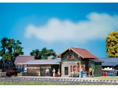 Produktbild von FALLER Kleinstation Zindelstein Modellbausatz mit 86 Einzelteilen 202 x 102 x 75 mm I Modelleisenbahn Zubehör H0 Gebäude I Modelleisenbahn H0 Bahnhof