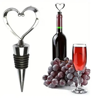 Silberner herzförmiger Weinverschluss mit schwarzer Gummidichtung, neben einer Weinflasche, einem Glas Rotwein und Trauben