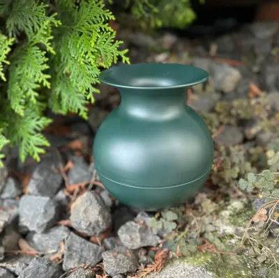Produktbild von eberin · Friedhof Grabvase · Grabblumenvase · Steckvase fürs Grab · bauchige dekorative Blumen- oder Gesteckvase · Bergisch Grün · 22cm