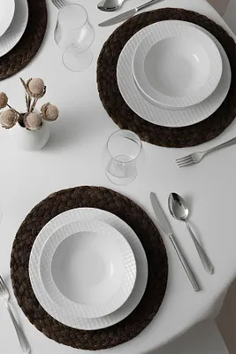 Obrázok produktu pre Hermia Concept, kvalitná 24-dielna jedálenská súprava zo 100 % porcelánu, biela | 6 servírovacích tanierov (25 x 25 x 2 cm), 6 hlbokých tanierov (20 x 20 x 2,5 cm), 6 dezertných tanierov (20 x 20 x 2 cm), 6 misiek (15 x 15 x 4 cm) | Vhodné do umývačky riadu a mikrovlnnej rúry.