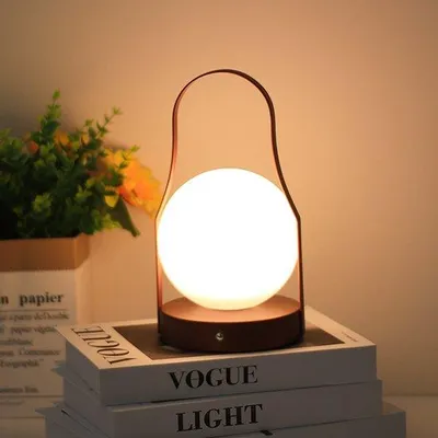 Zdjęcie produktu dla Trójkątna, przenośna lampka biurkowa z regulacją jasności, zasilana akumulatorem i sterowaniem dotykowym. Lampka nocna z 3 trybami świecenia, lampa LED do sypialni i salonu
