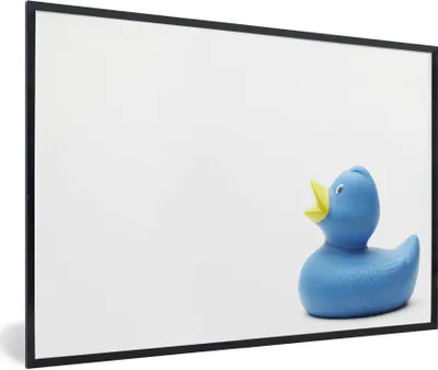 Produktbild von MuchoWow® Gerahmtes Poster Gummi-Ente - Blau - Weiß 90x60 cm - Poster mit Schwarzem Bilderrahmen Wandposter Rahmen Foto Bilder - Fotorahmen - Foto-Plakat