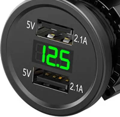Imagen del producto de Cargador doble USB para motocicleta, 12V, con voltímetro digital, carga rápida, compatible con teléfonos, tabletas y GPS. Color: verde