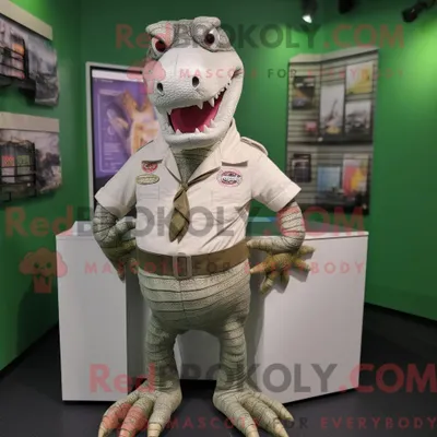 Produktbild von Maskottchen REDBROKOLY eines silbernen Krokodils bekleidet mit Cargo-Shorts und Anstecknadeln