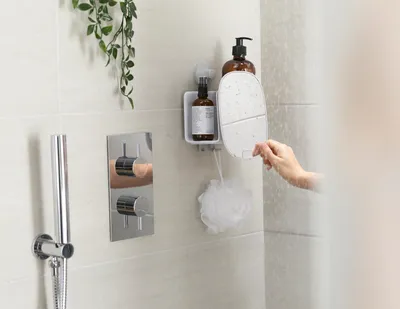 Produktbild von Joseph Joseph EasyStore™ Kompakte Duschablage mit verstellbarem Spiegel – Weiß