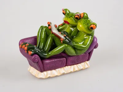 Produktbild von Formano lustige Frösche Figur Froschpaar auf Couch mit Buch Poly 12 cm