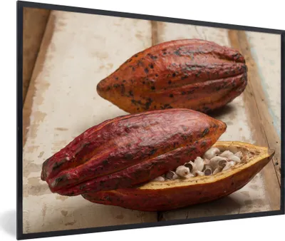 Produktbild von MuchoWow® Gerahmtes Poster Tropische Kakaobohnenschote auf einem Holztisch 30x20 cm - Poster mit Schwarzem Bilderrahmen Wandposter Rahmen Foto Bilder - Kunstdruck - Bild-Poster