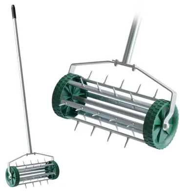 Produktbild von Rasenlüfter Walze mit 27 Spikes und Stiel aus Stahl - 44 x 22 cm - Handvertikutierer rollend mit Nagelzinken