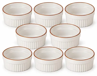 Imagen del producto de Benza, set de 8 moldes para crème brûlée, capacidad de 290 ml cada uno. Moldes de porcelana aptos para horno, con un diámetro de 11 cm y una altura de 5 cm. Color blanco mate con borde marrón