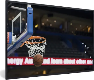 Produktbild von MuchoWow® Gerahmtes Poster Basketball geht durch den Korb 90x60 cm - Poster mit Schwarzem Bilderrahmen Wandposter Rahmen Foto Bilder - Fotorahmen - Foto-Plakat