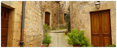 Produktbild von Wallario Premium Glasbild, freischwebende Optik, kräftige Farben, Größe 80 x 32 cm Motiv Weg durch die Altstadt - Toskana in Italien