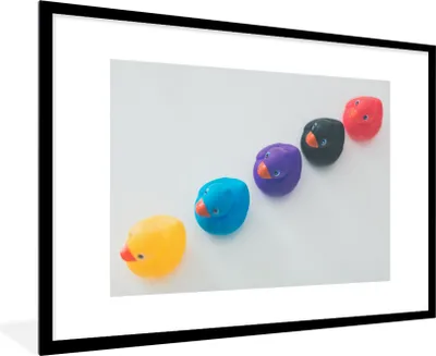 Produktbild von MuchoWow® Gerahmtes Poster Gummi-Enten - Weiß 90x60 cm - Poster mit Schwarzem Bilderrahmen Wandposter Rahmen Foto Bilder - Wanddekoration - Fotos